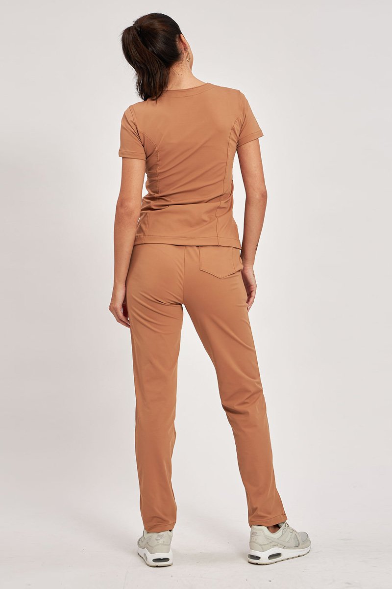 scrub feminino manga curta loren camel 1